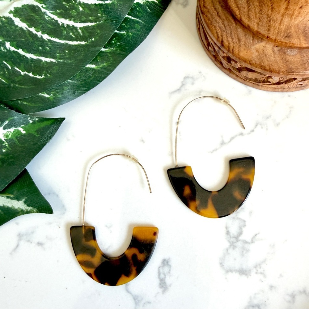 3/$22🩶 Tortoiseshell & Gold Tone Dangle Oval Hoop Earrings PREOWNED Boho Jewelry